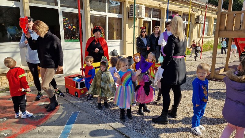 Maškarana zabava u dvorištu vrtića
