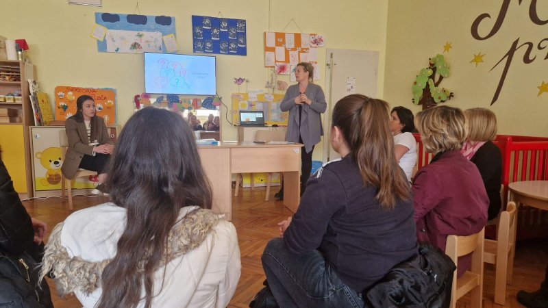 Održano edukativno predavanje "Mama, daj mobitel!"