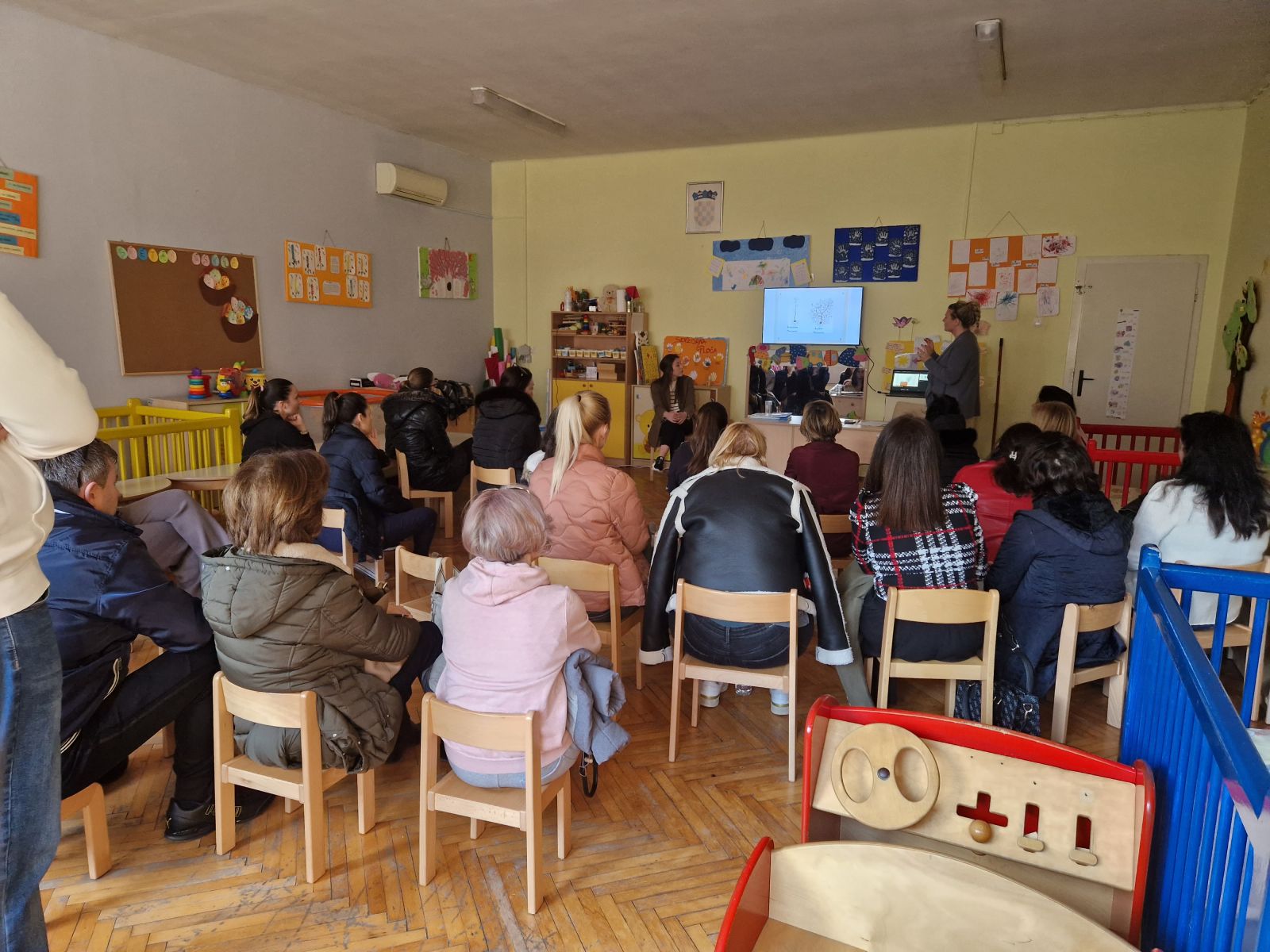 Održano edukativno predavanje "Mama, daj mobitel!"