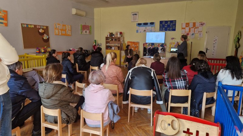 Održano edukativno predavanje "Mama, daj mobitel!"